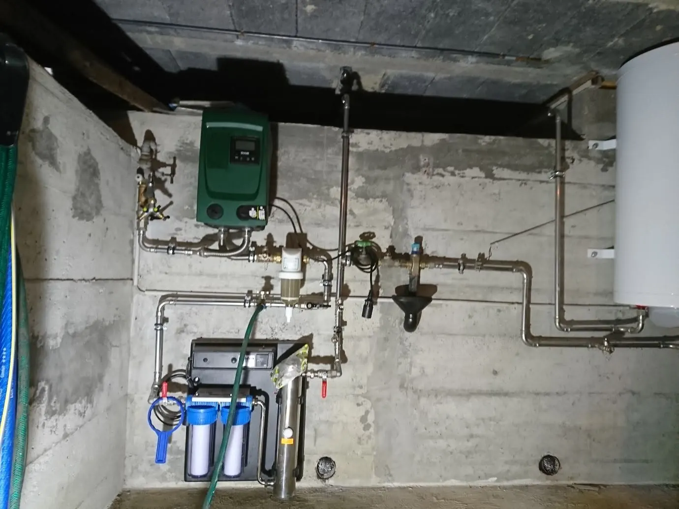 Local technique sanitaire avec traitement d’eau